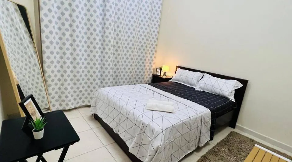 Decent Room With Balcony Near Mall Of The Emirates Dubai Rum i privatbostad
