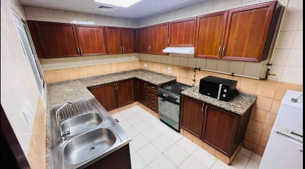 Decent Room With Balcony Near Mall Of The Emirates Dubai Rum i privatbostad